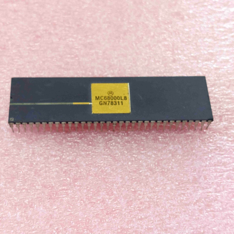 ic MC68000L8 ~ ci MC68000L8 dip64 céramique de chez Motorola (PLA044)