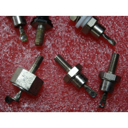 LOT de 30 Diodes Thyristor Régulateur UA317KC à priori déja soudées ou étamées